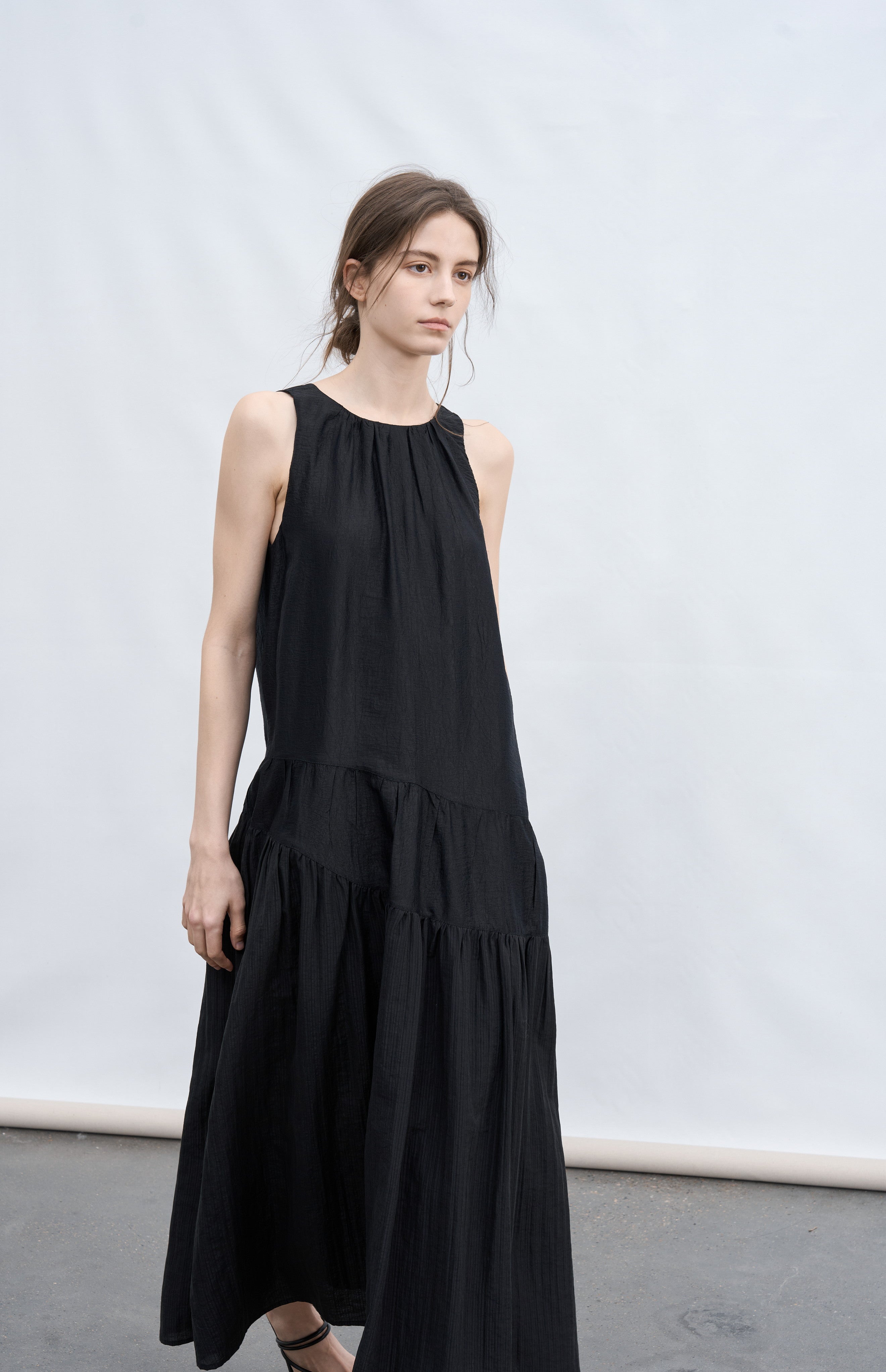 BACK RIBBON SMOOTH DRESS