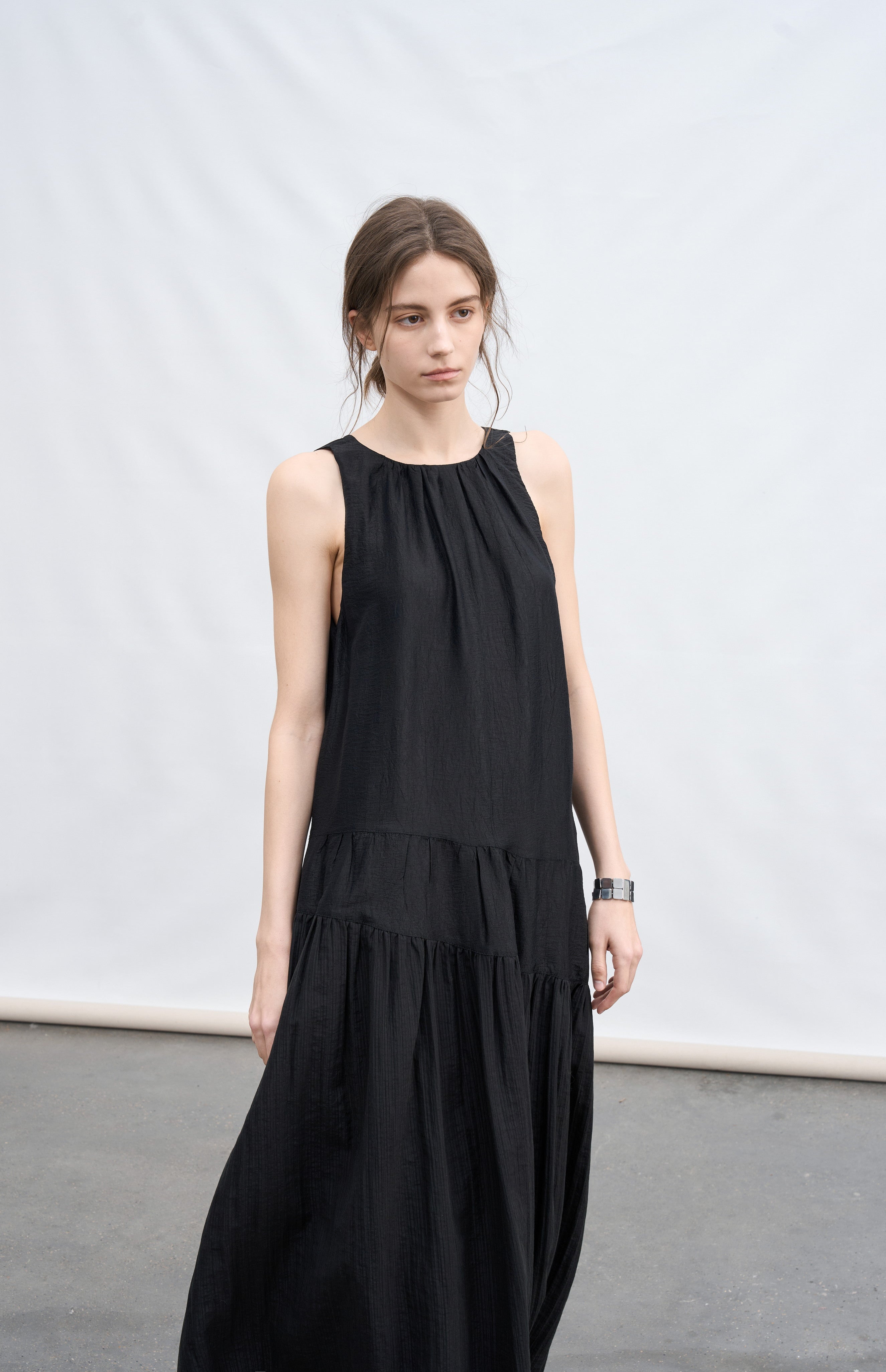 BACK RIBBON SMOOTH DRESS