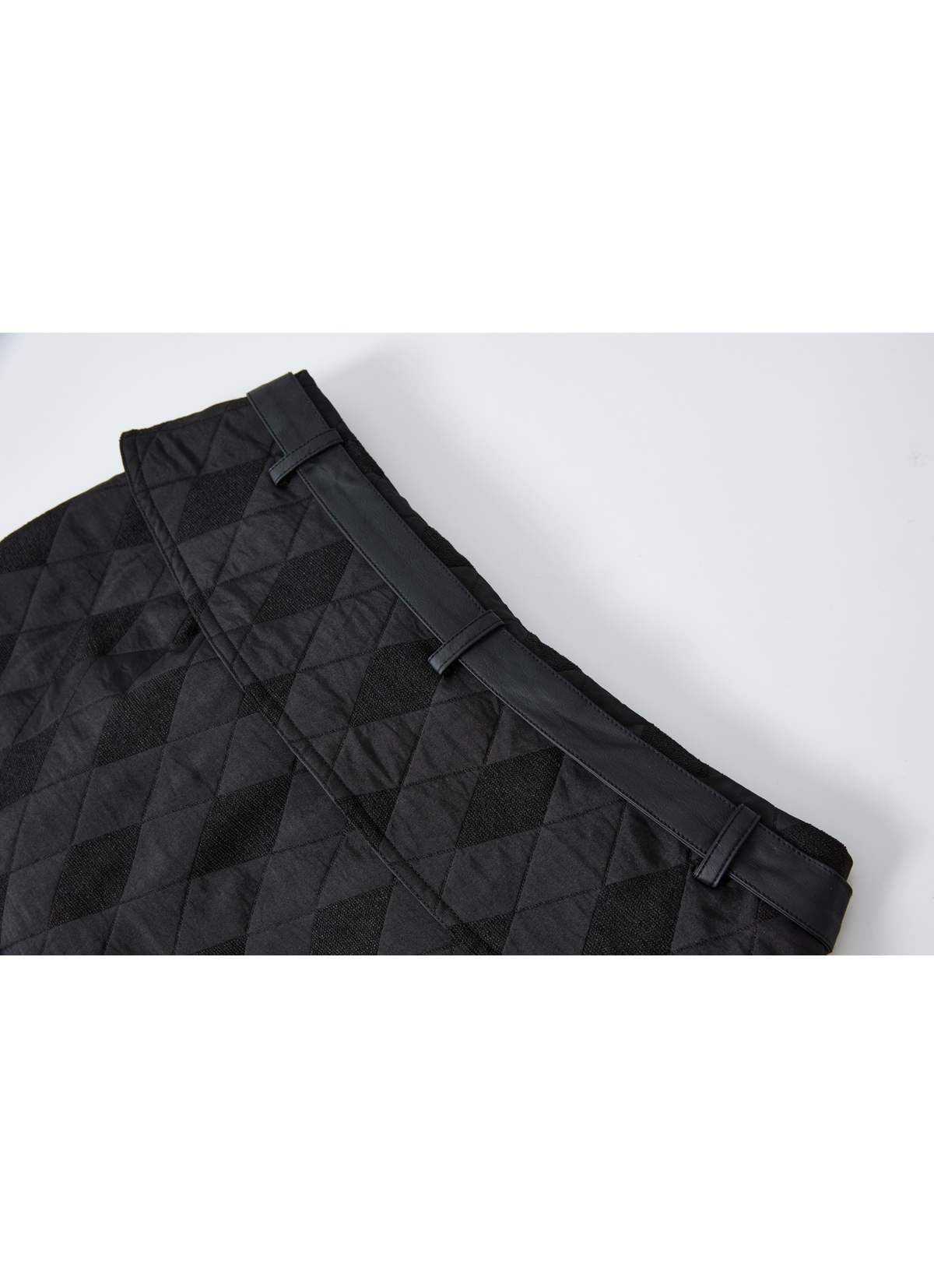 DIAMOND QUILTING SLIT SKIRT