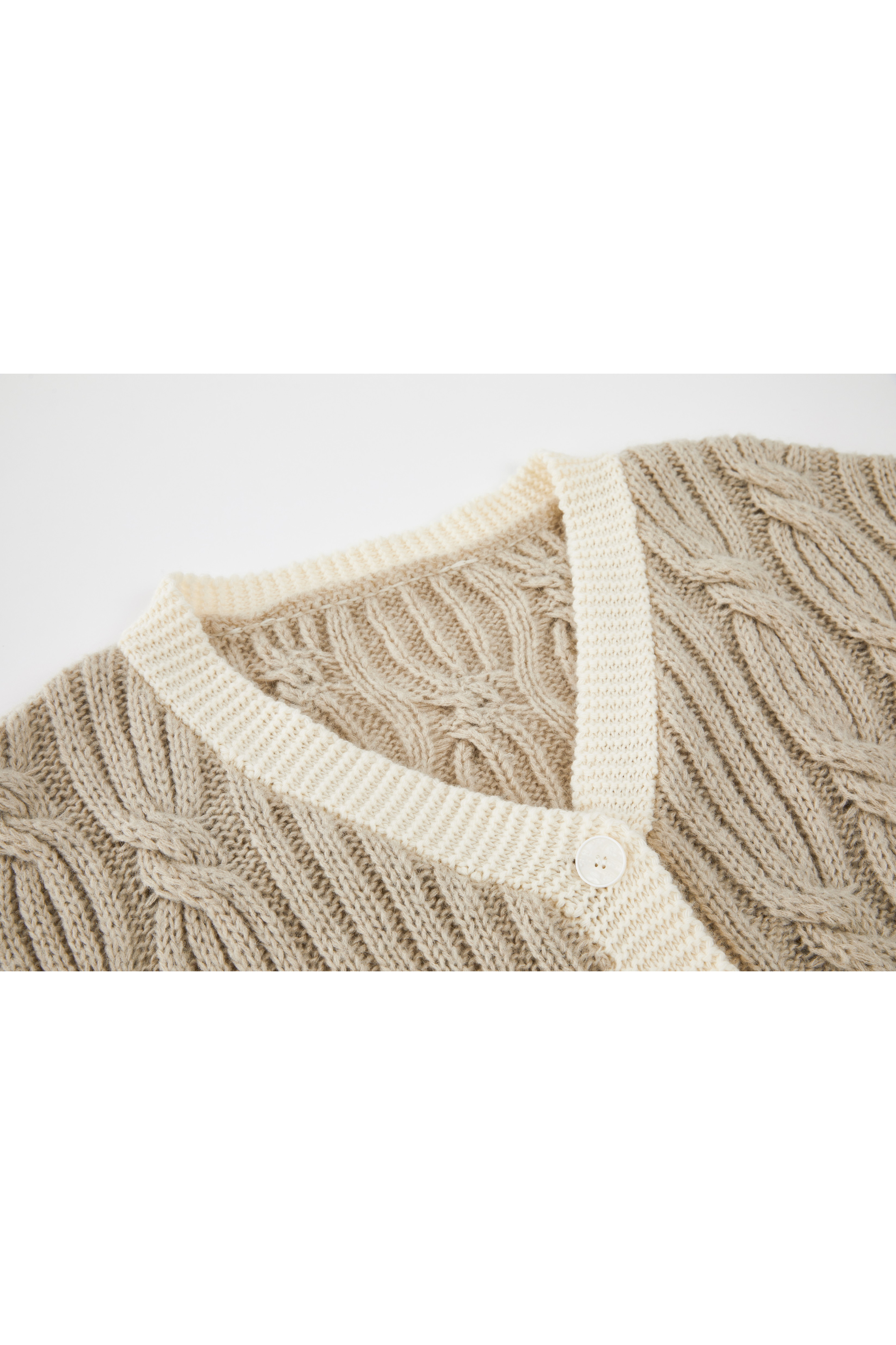 CABLE KNIT SHORT CARDIGAN