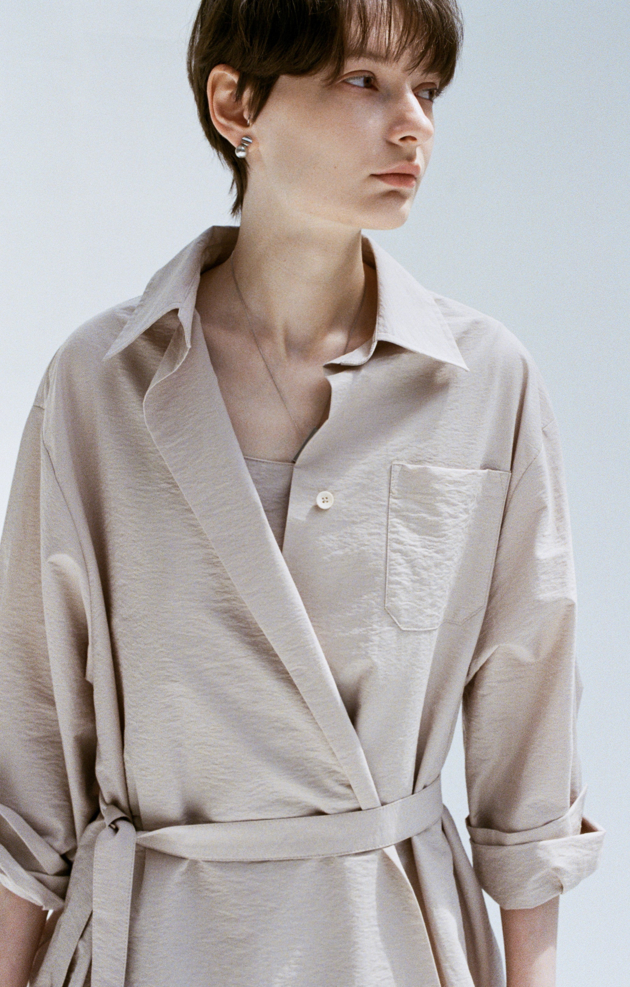 ASYMMETRIC WRINKLE COLOR SHIRT