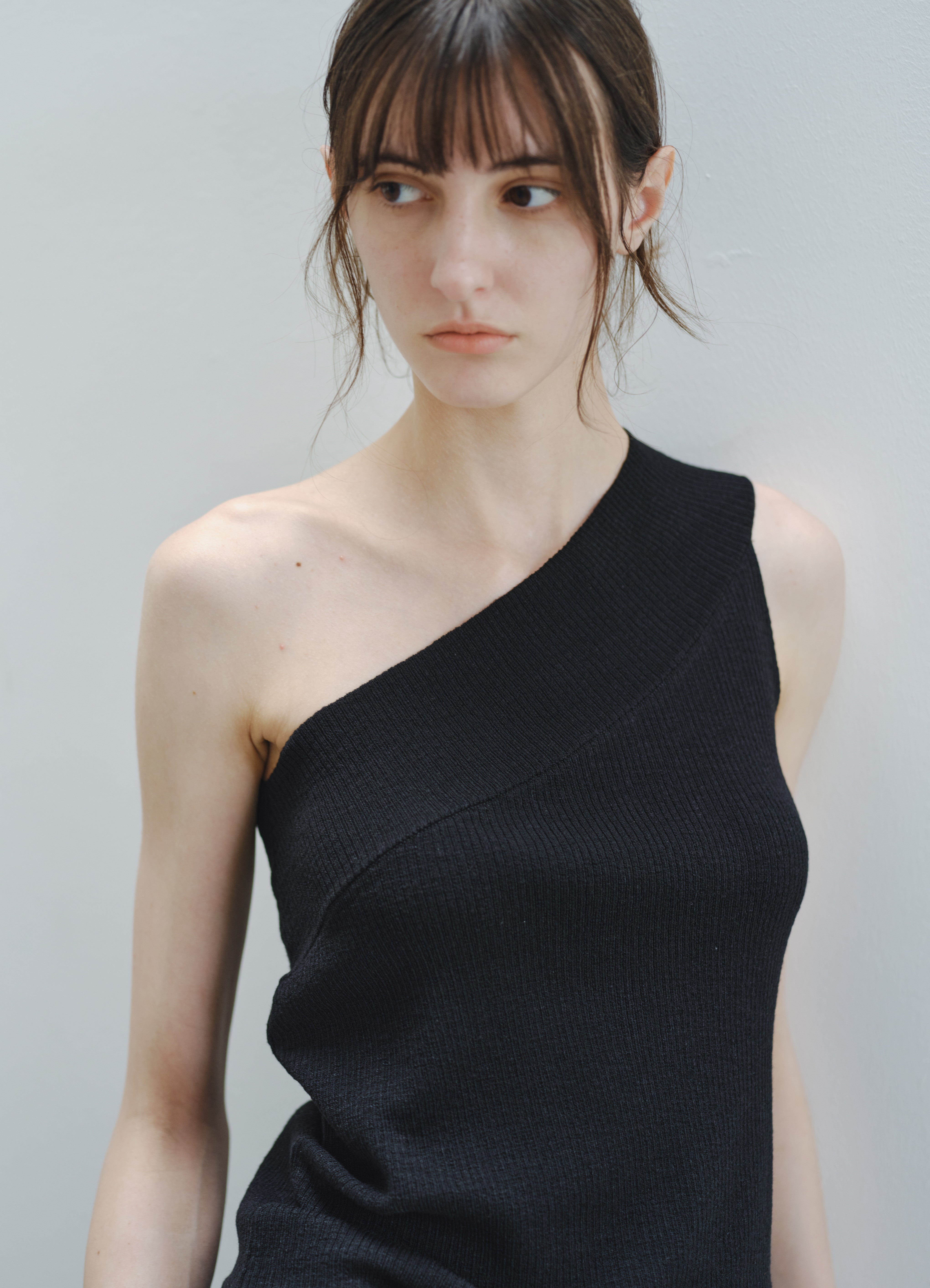 ONE OFF SHOULDER TOP
