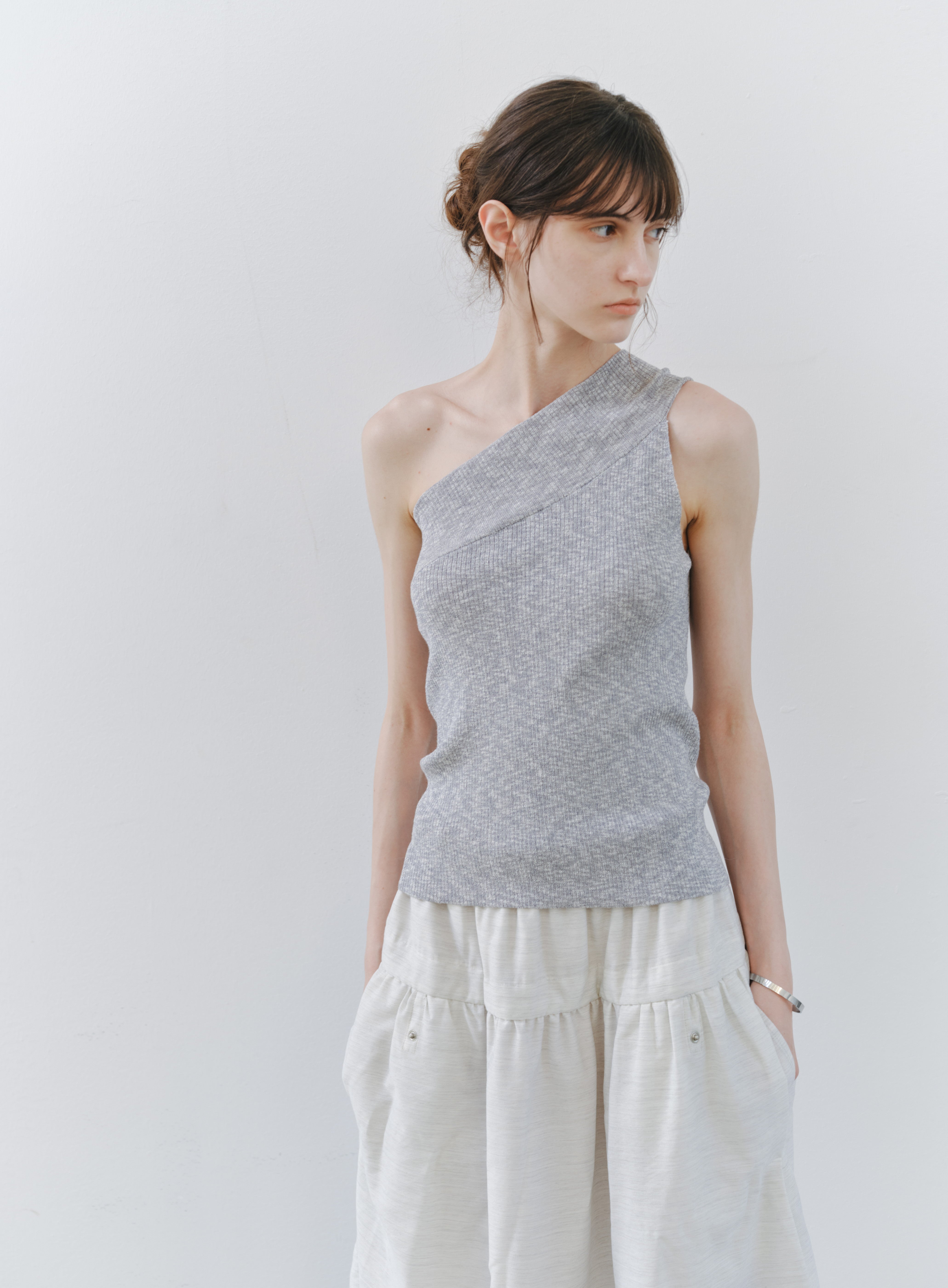 ONE OFF SHOULDER TOP