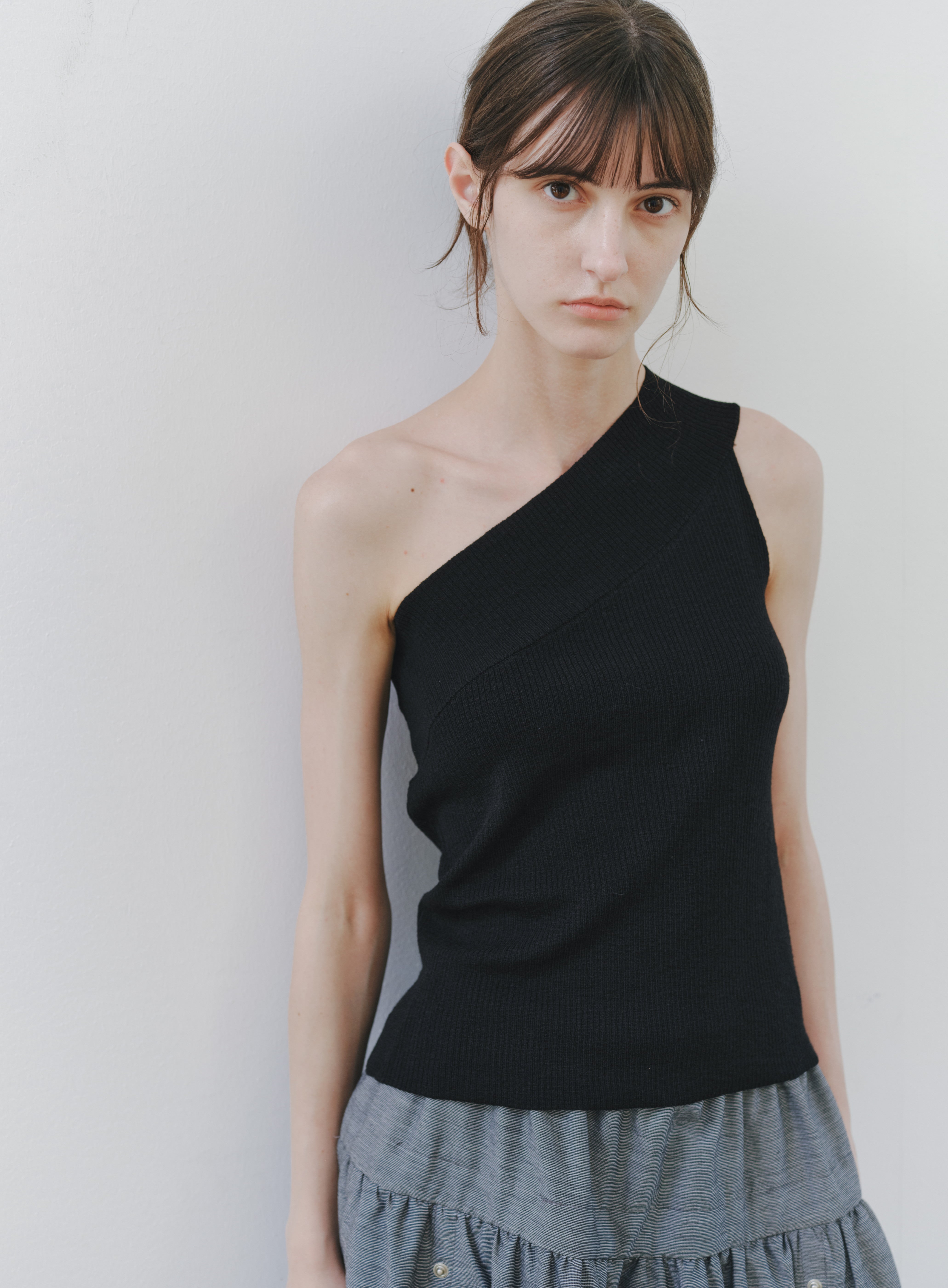 ONE OFF SHOULDER TOP