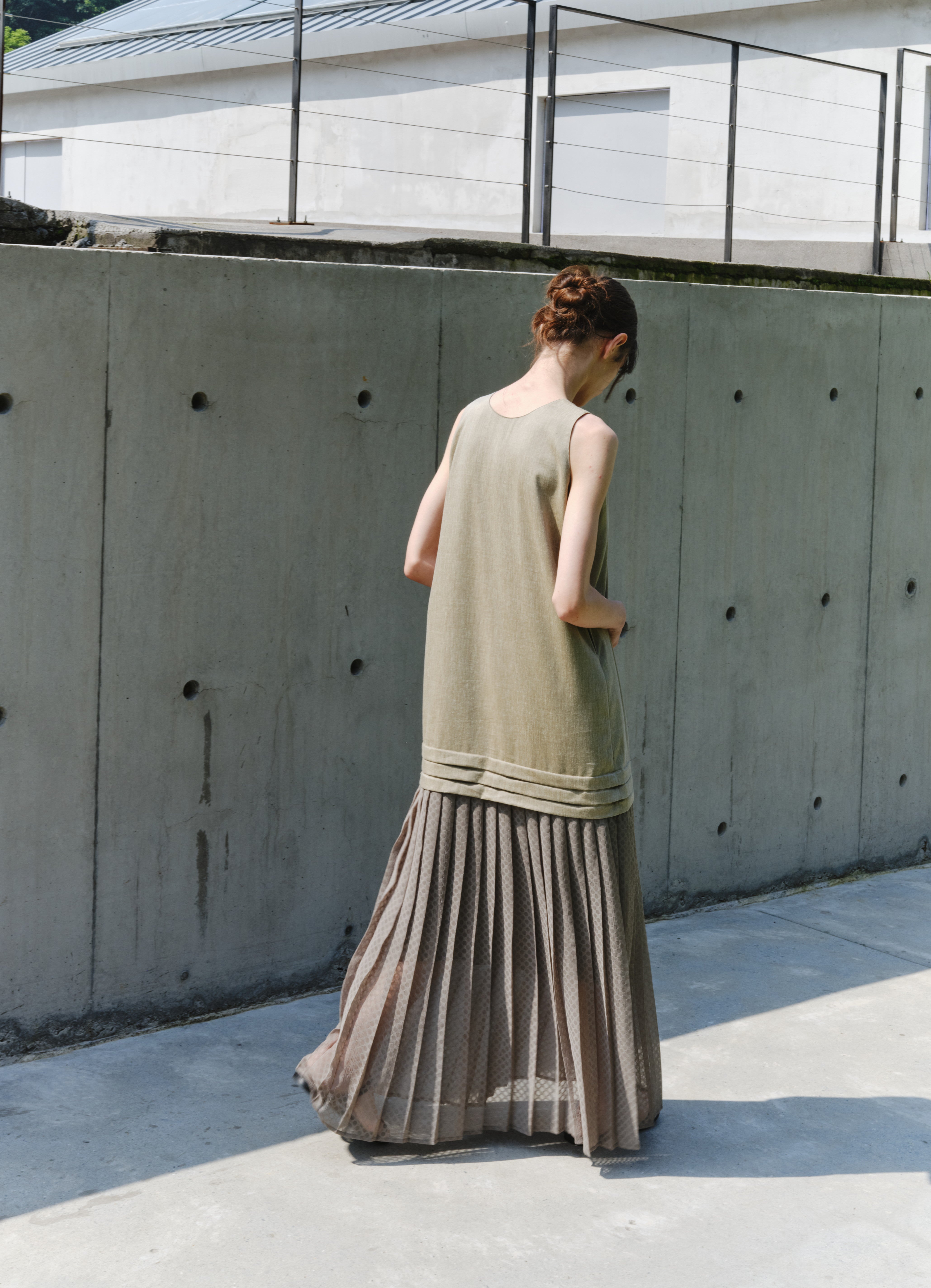 BUBBLE PLEAT DOCKING DRESS