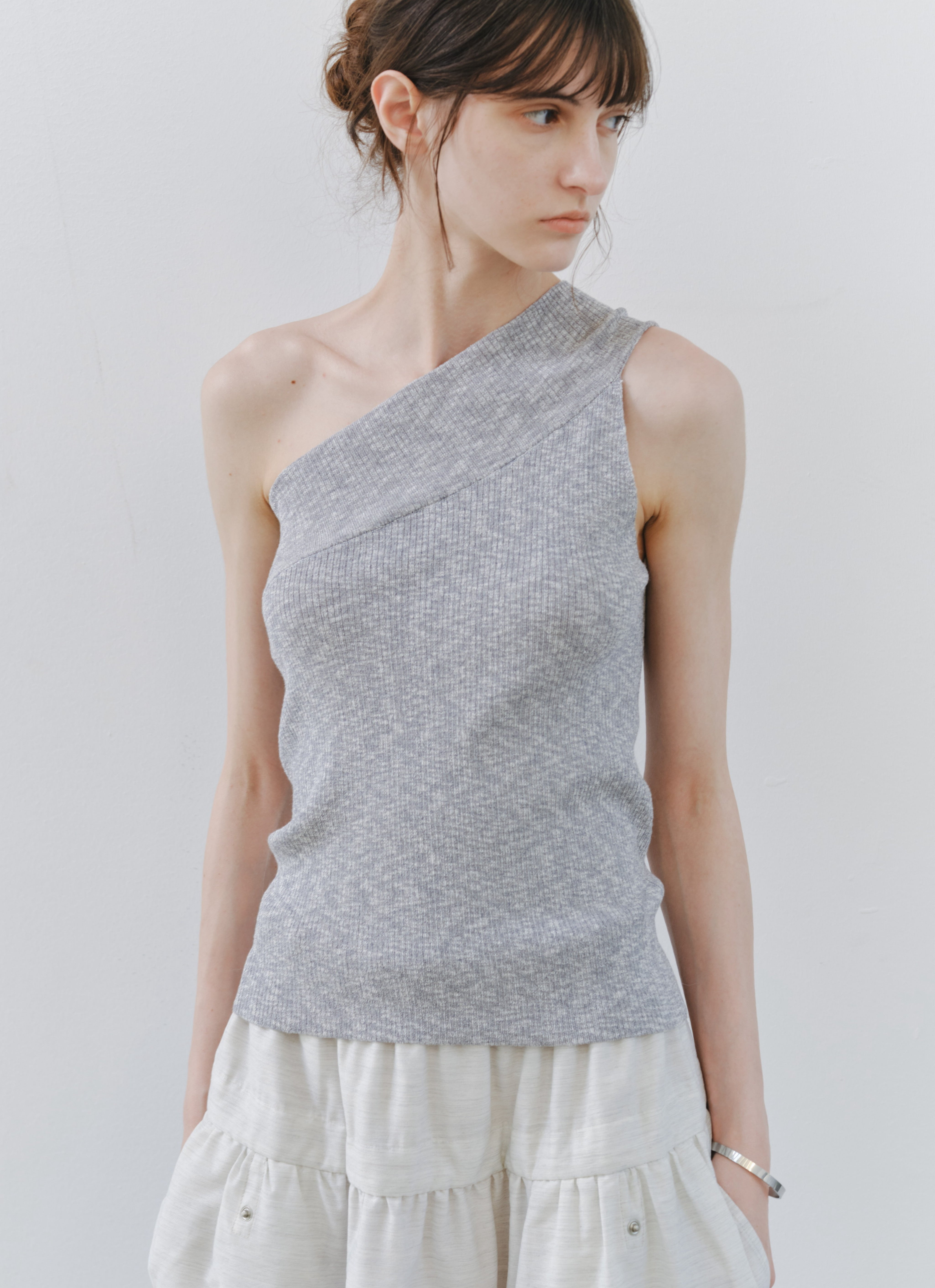 ONE OFF SHOULDER TOP