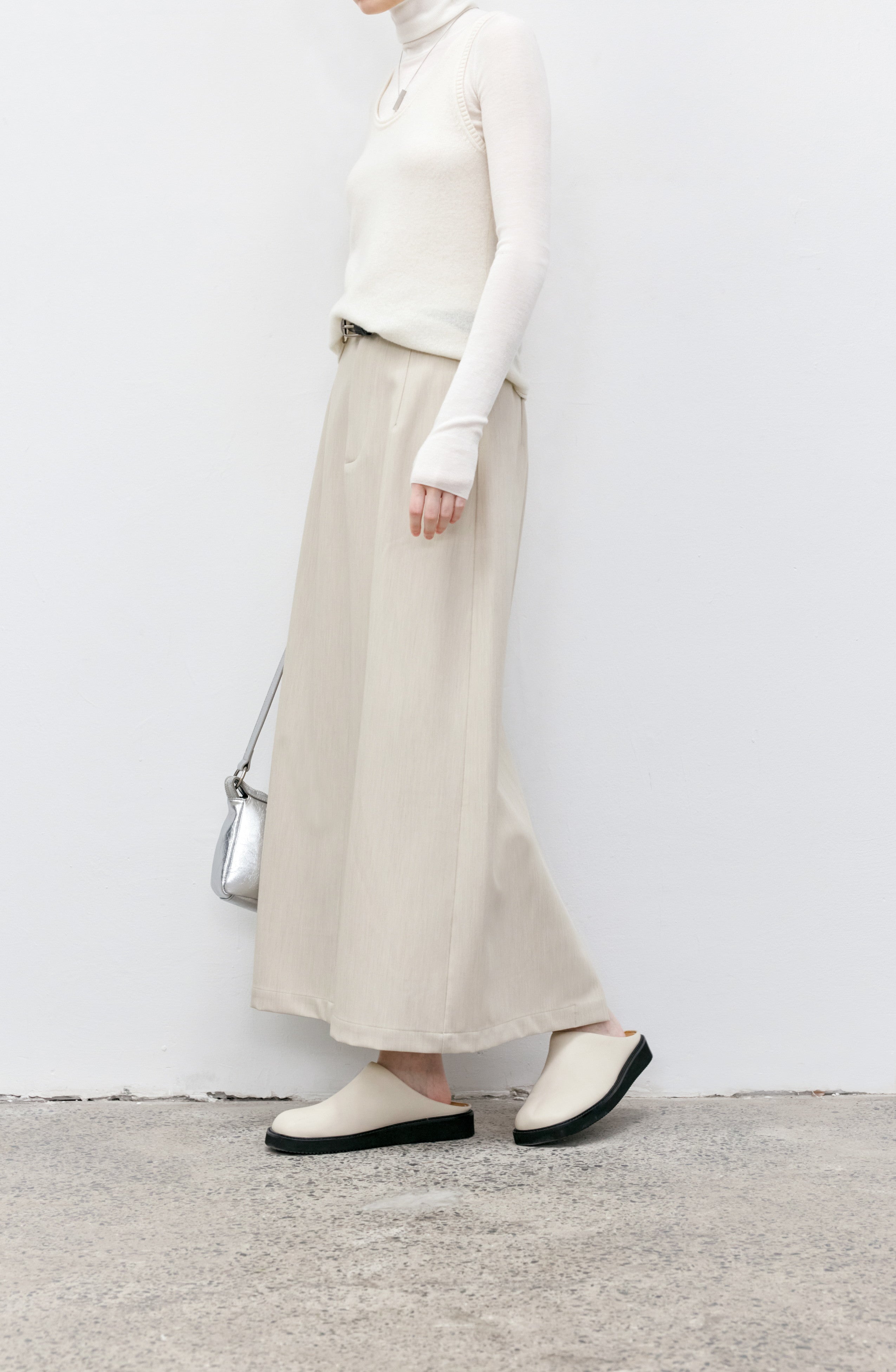 BACK SLIT FLAT SKIRT / バックスリットフラットスカート