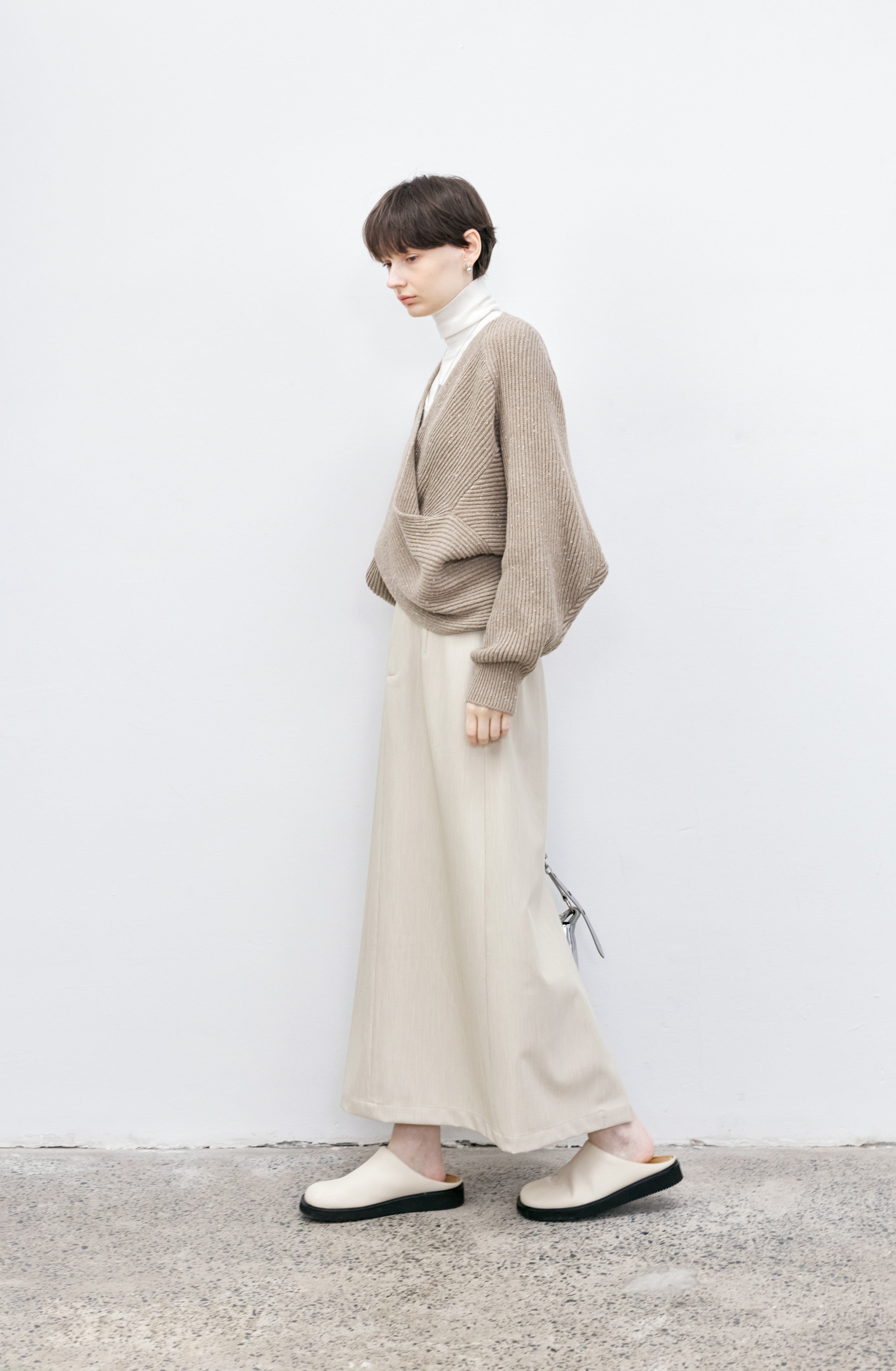 BACK SLIT FLAT SKIRT / バックスリットフラットスカート