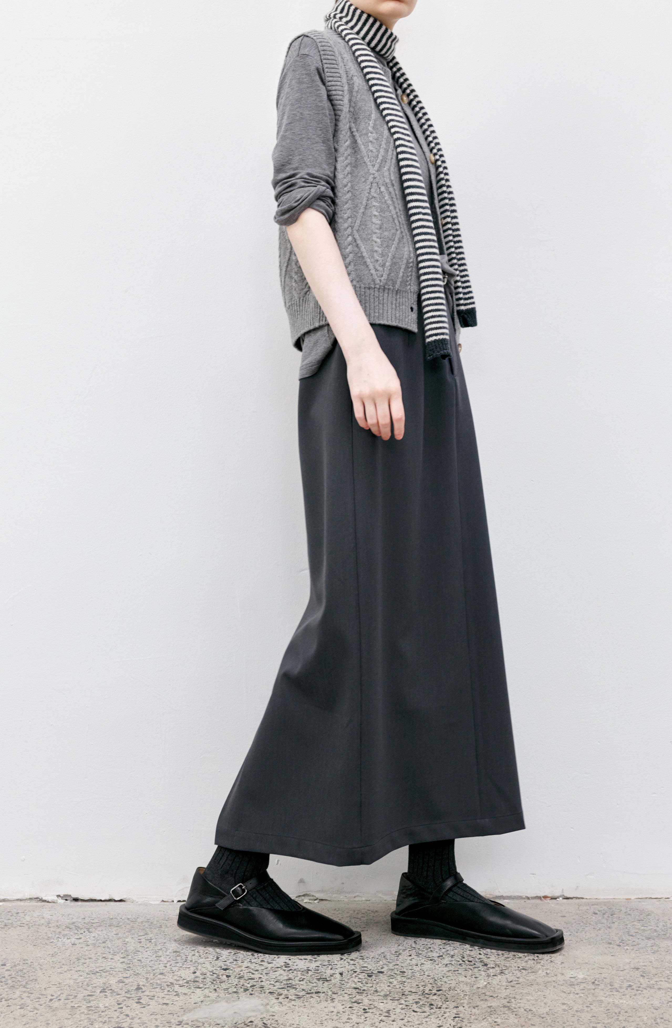 BACK SLIT FLAT SKIRT / バックスリットフラットスカート