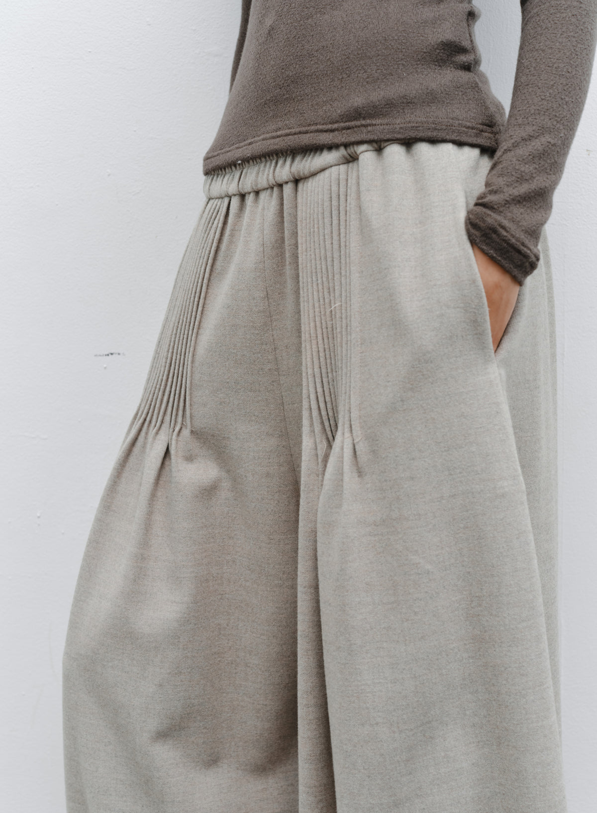 EDGE PLEATS LANTERN PANTS