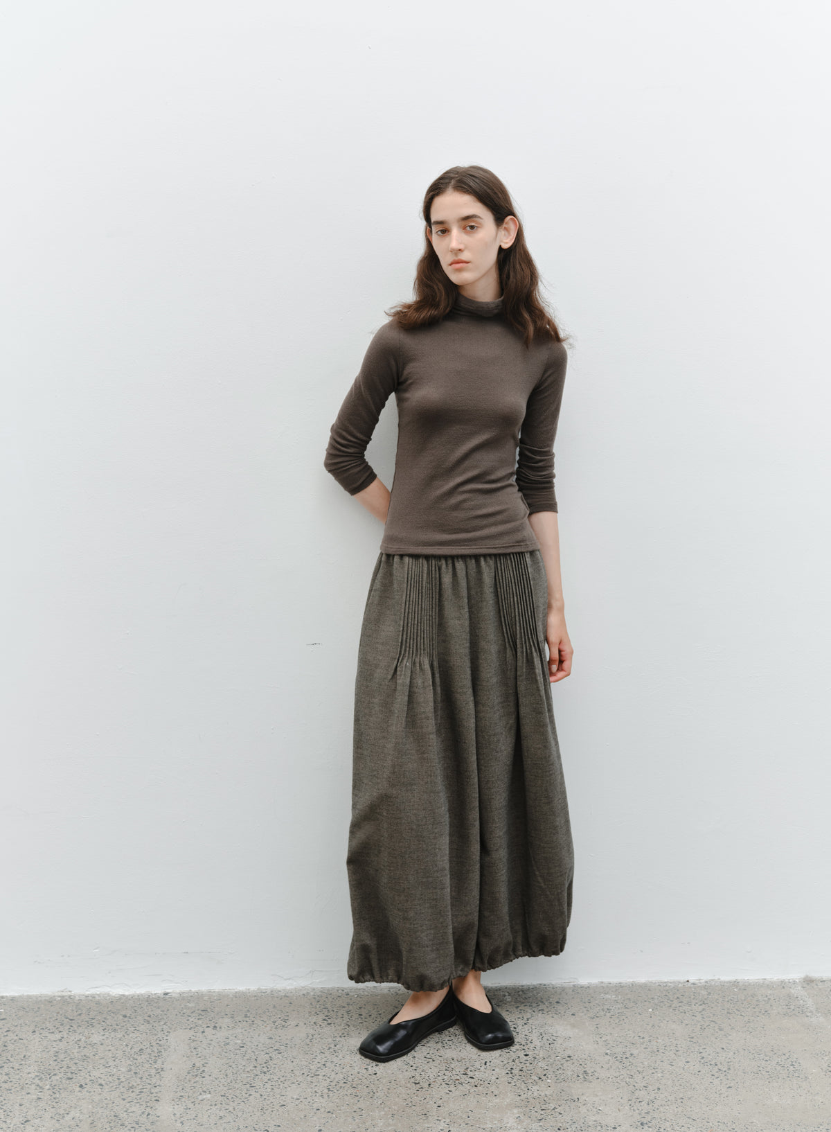 EDGE PLEATS LANTERN PANTS