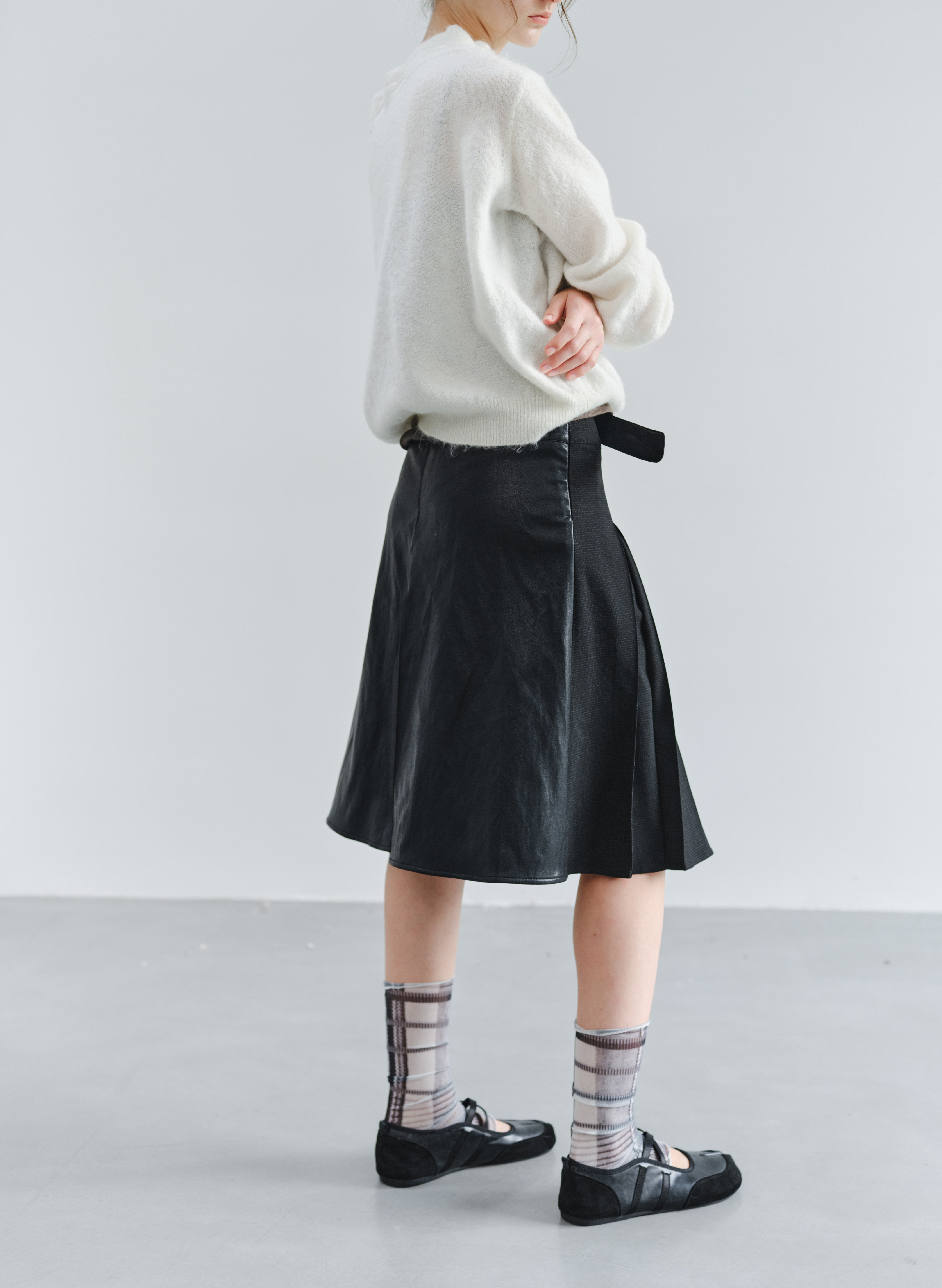 BACK LEATHER PLEATED SKIRT