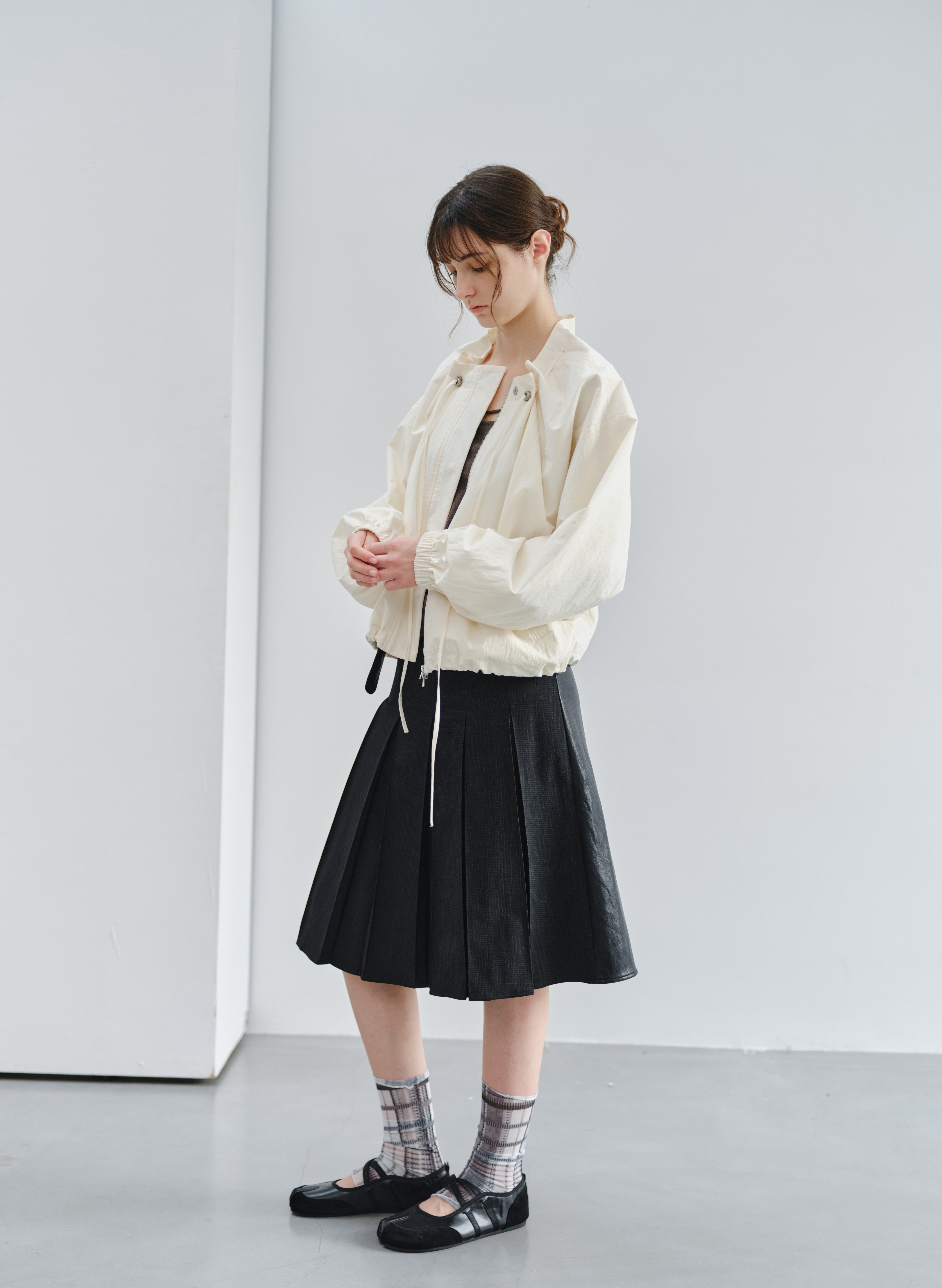 BACK LEATHER PLEATED SKIRT