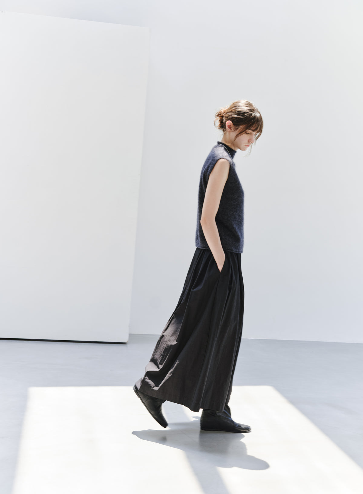 ROLL HEM SLEEVELESS WOOL TOP