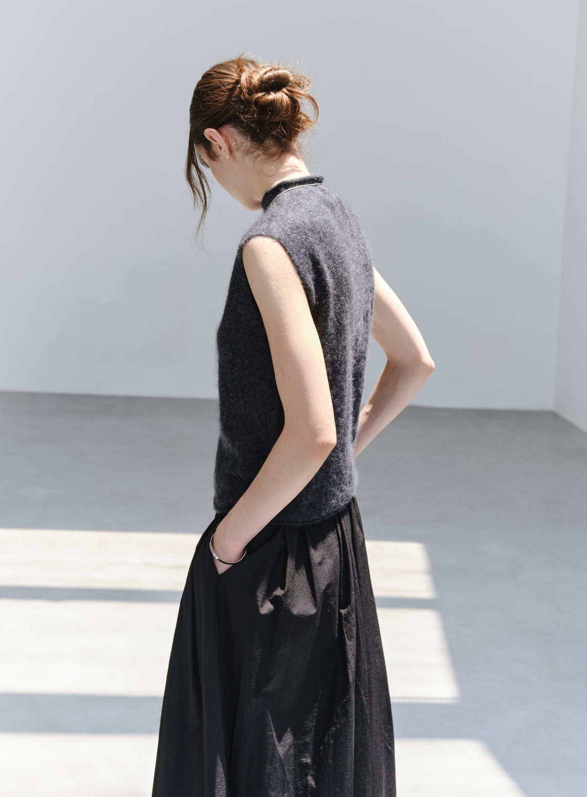 ROLL HEM SLEEVELESS WOOL TOP