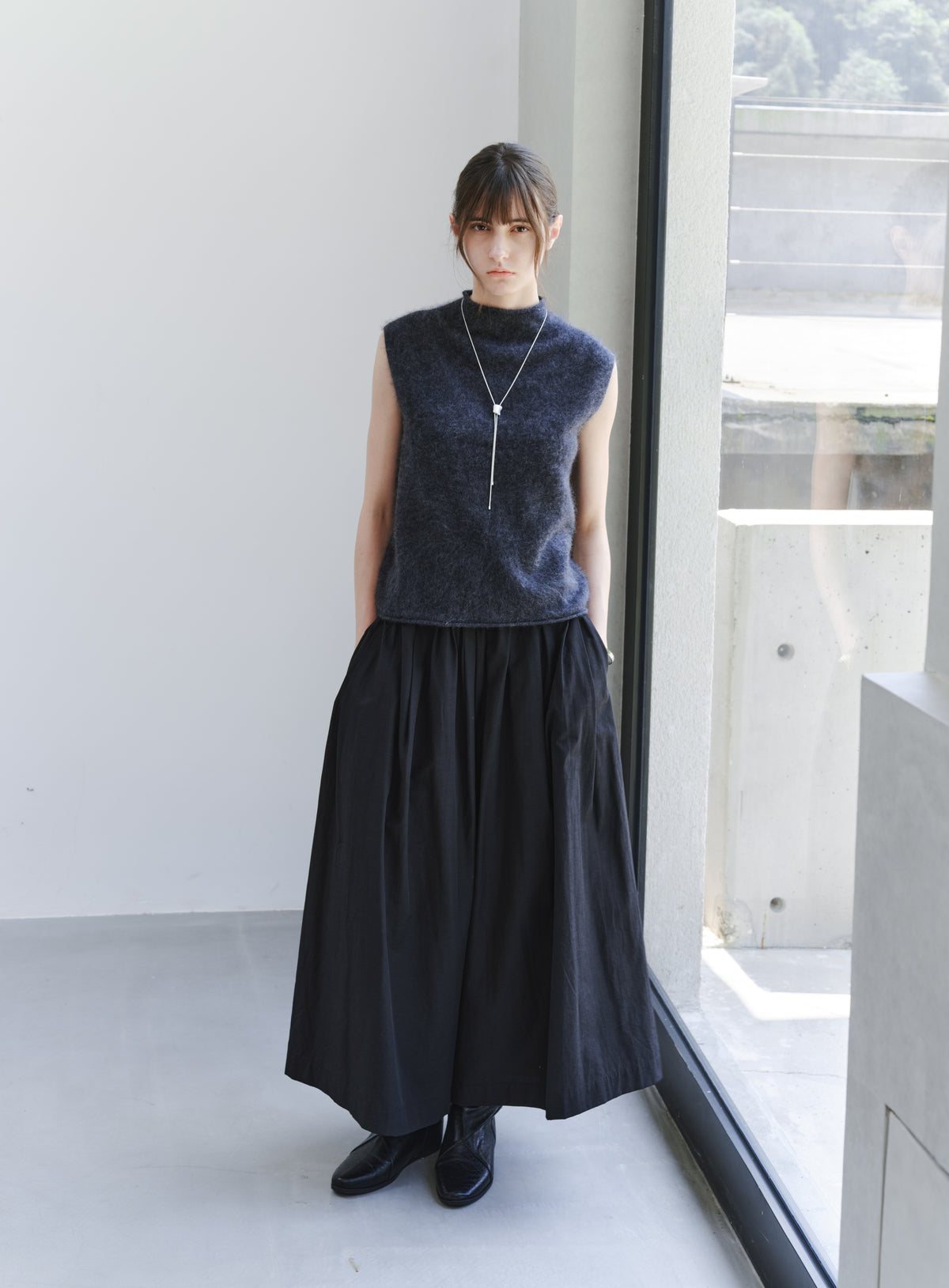 ROLL HEM SLEEVELESS WOOL TOP