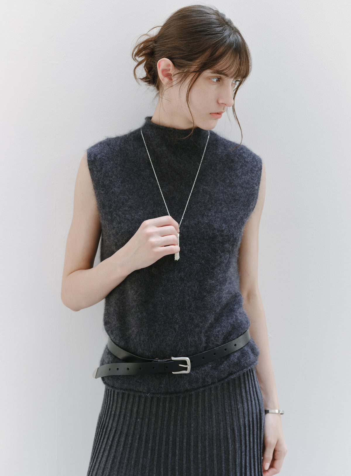 ROLL HEM SLEEVELESS WOOL TOP