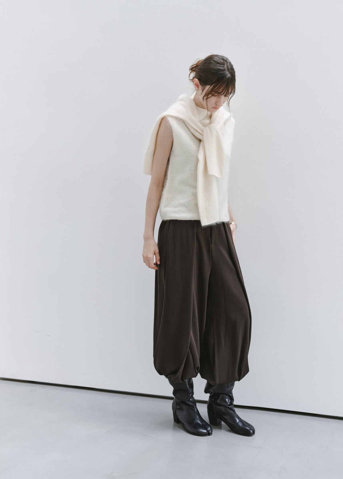 ROLL HEM SLEEVELESS WOOL TOP