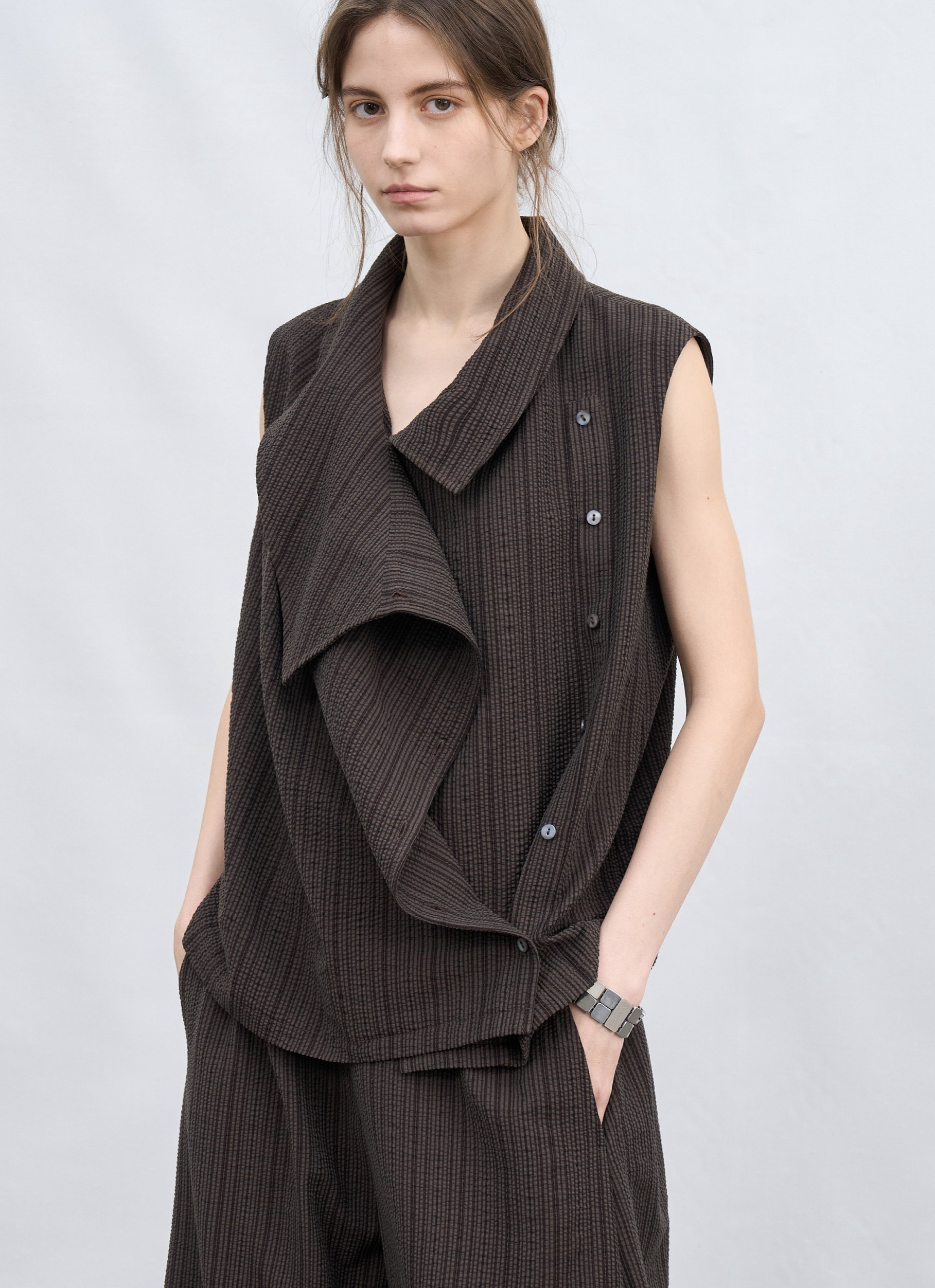 garlish クレープカットソー黒 前後2WAYハーフジップフレンチ袖ワンピ[品番：GERW0010655]｜GeeRA