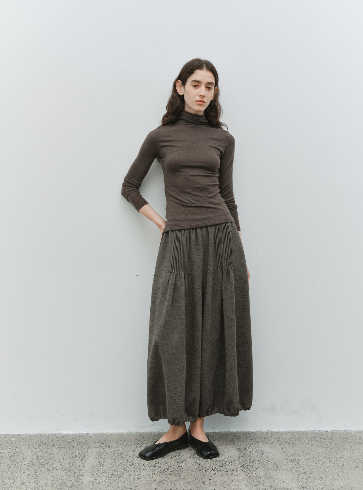 EDGE PLEATS LANTERN PANTS