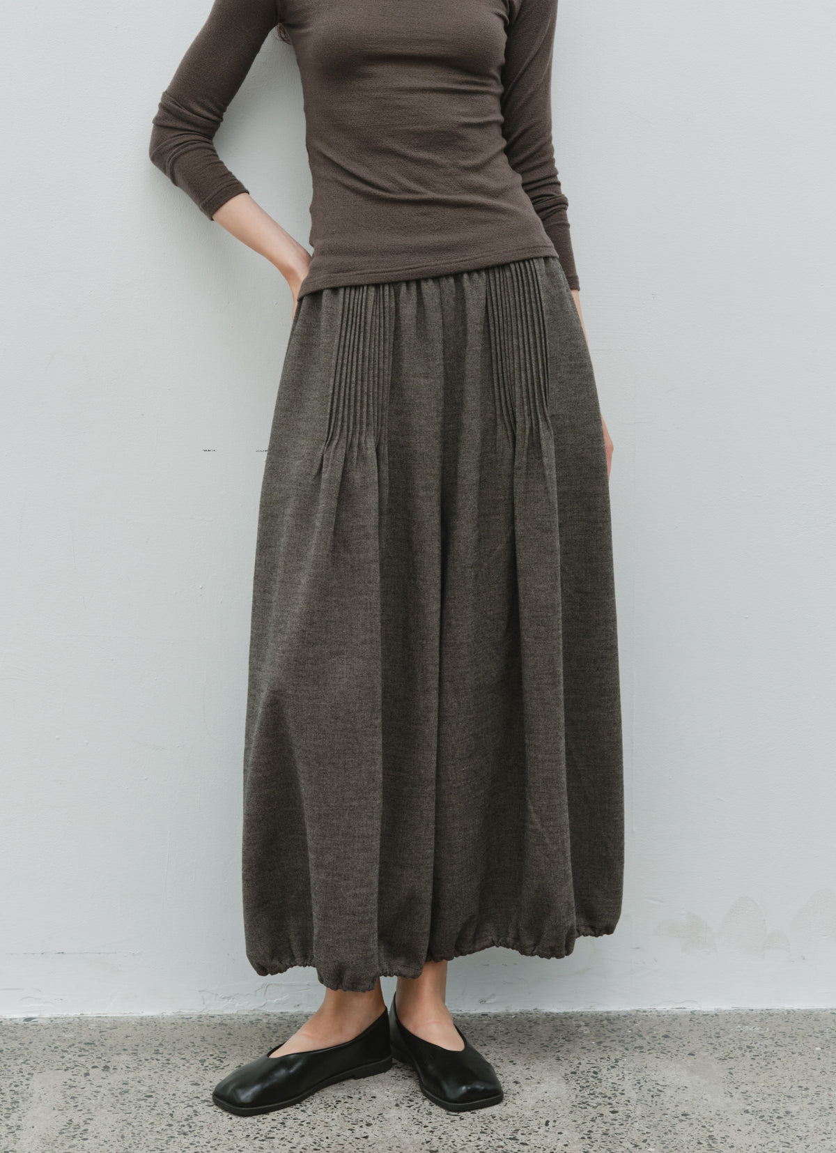 EDGE PLEATS LANTERN PANTS