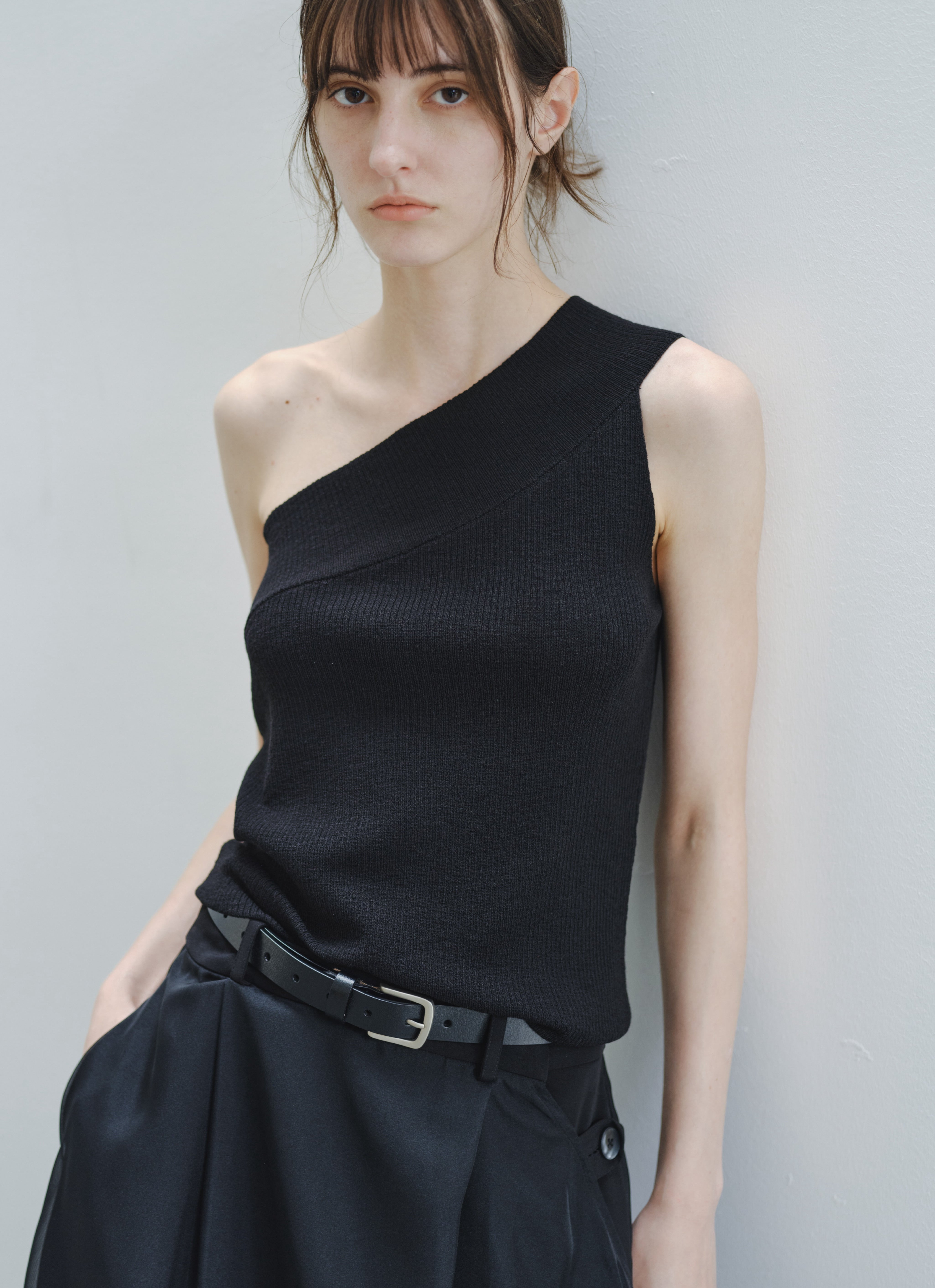 ONE OFF SHOULDER TOP
