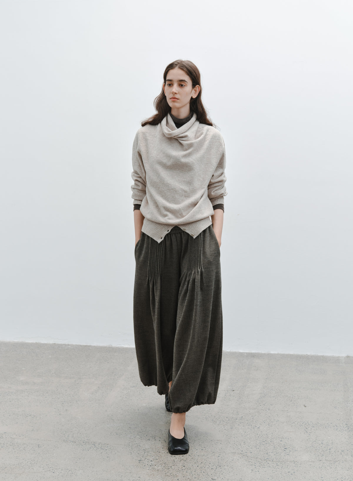 EDGE PLEATS LANTERN PANTS