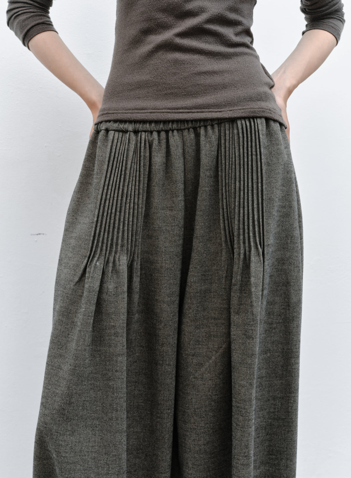 EDGE PLEATS LANTERN PANTS
