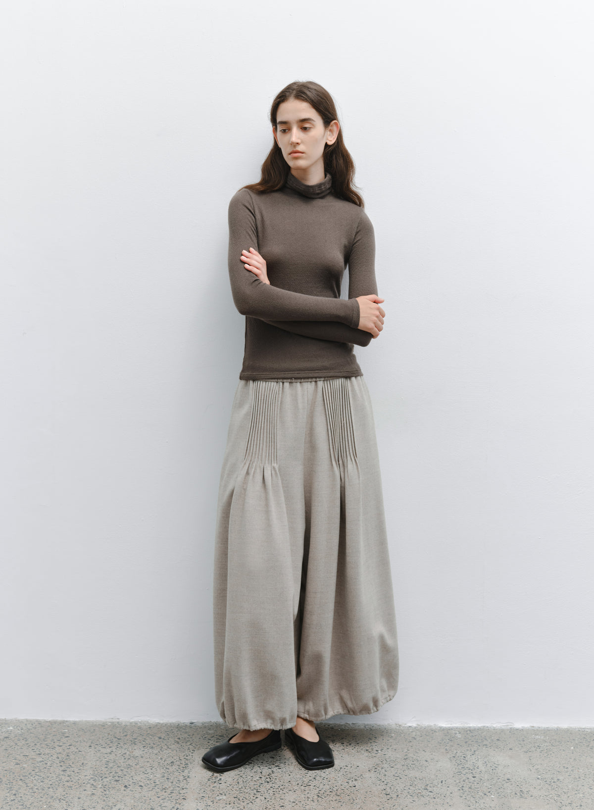 EDGE PLEATS LANTERN PANTS
